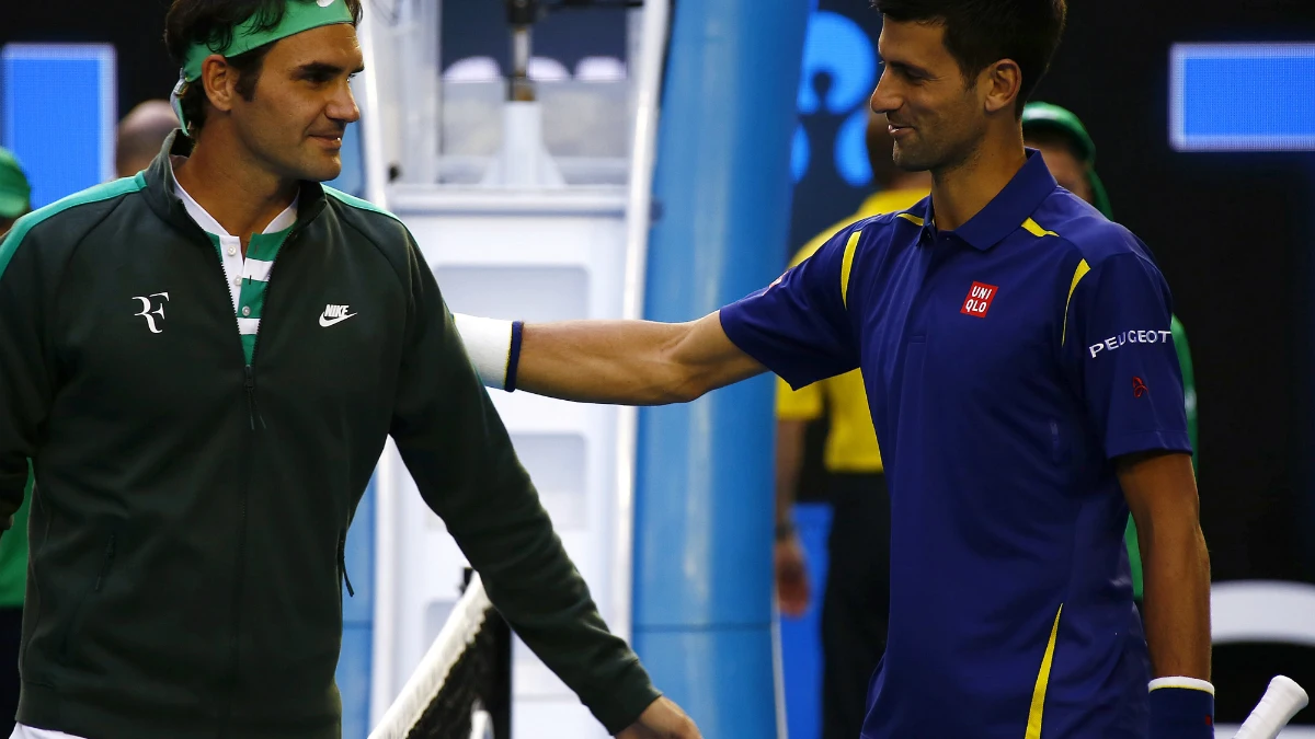 Novak Djokovic y Roger Federer se saludan antes del partido