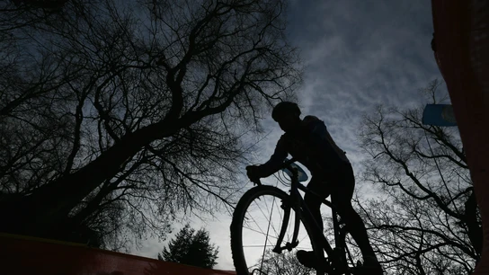 Hombre montando en bicicleta Hombre montando en bicicleta