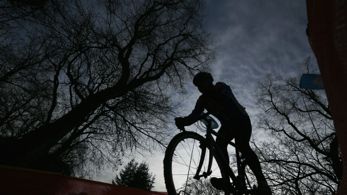 Hombre montando en bicicleta