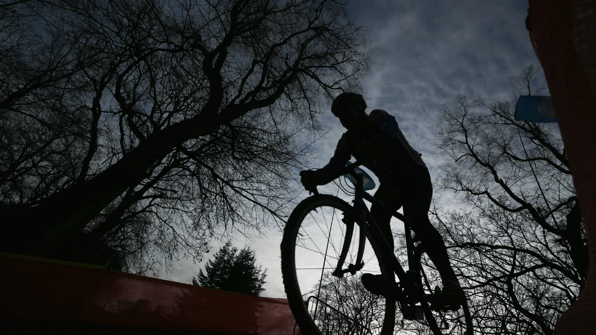 Hombre montando en bicicleta