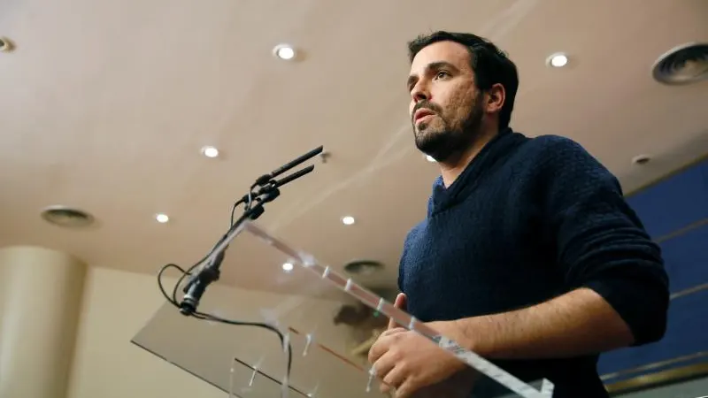 Garzón durante la rueda de prensa en el Congreso