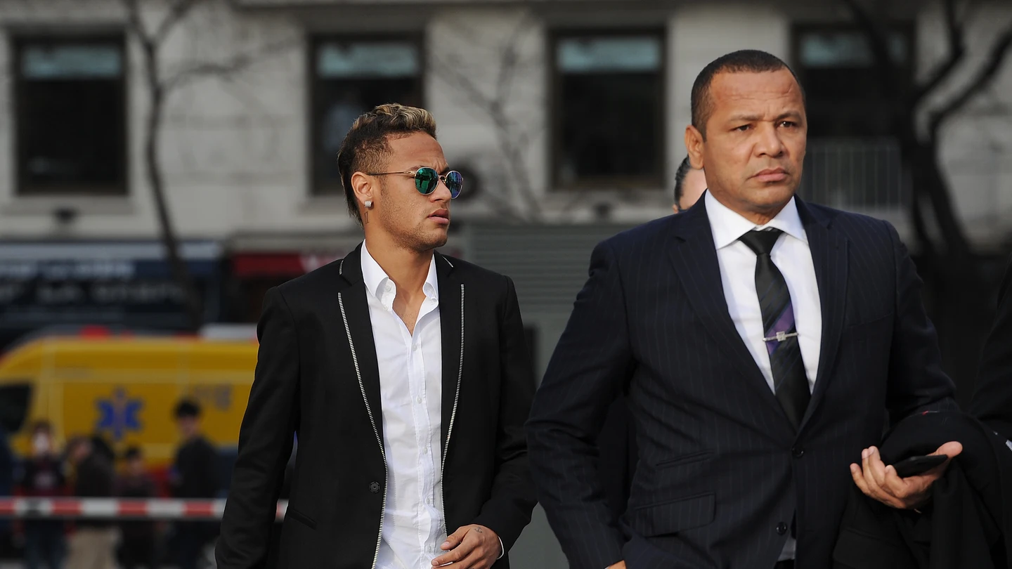 Neymar y su padre andando al juzgado Neymar y su padre andando al juzgado