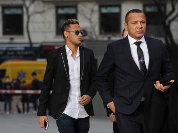 Neymar y su padre andando al juzgado Neymar y su padre andando al juzgado