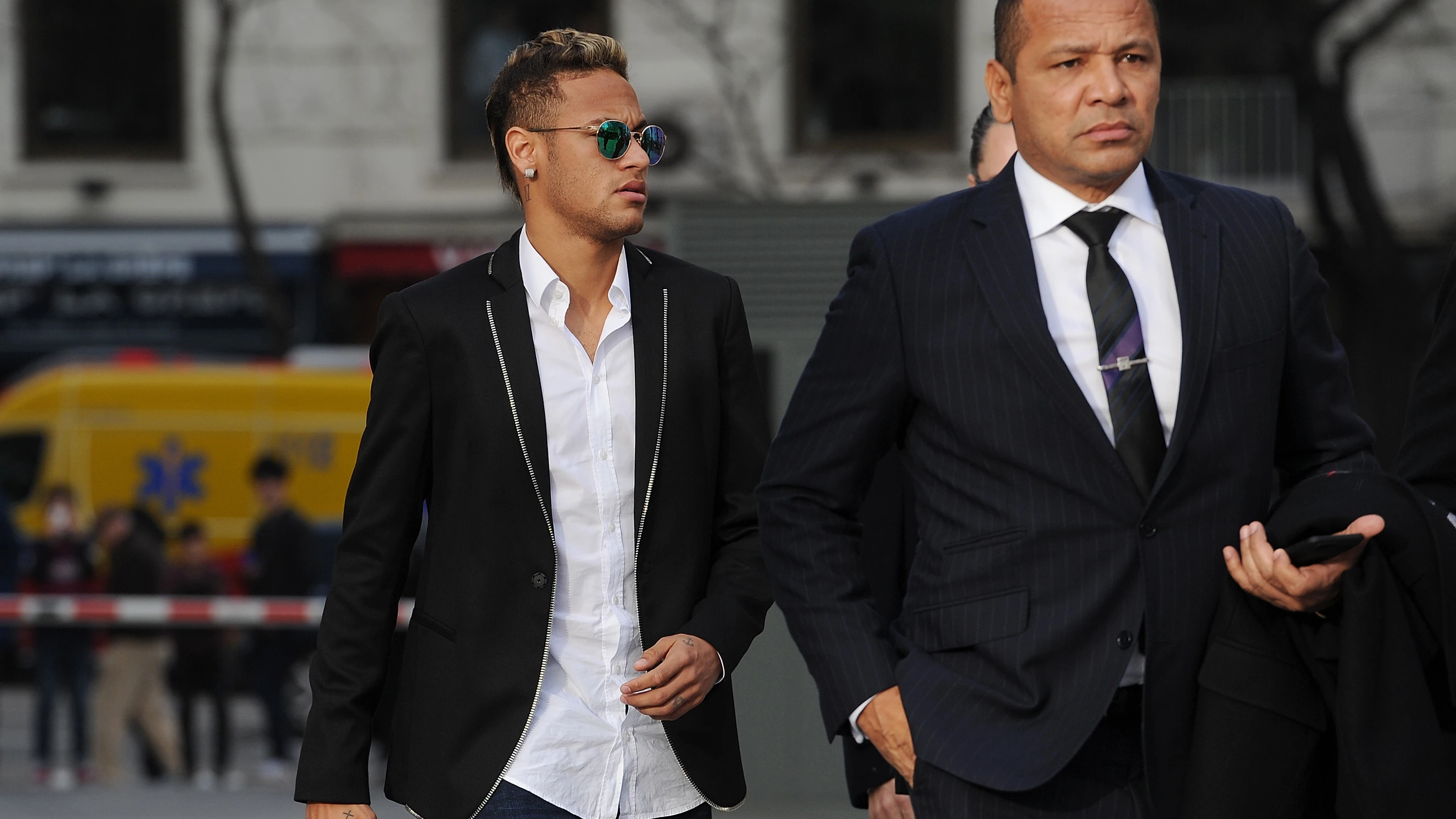 Neymar y su padre andando al juzgado