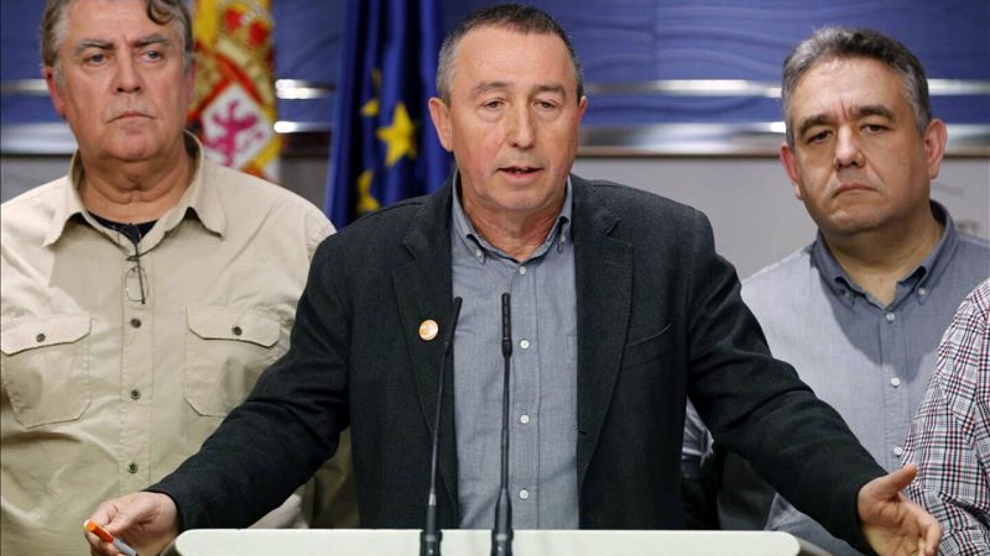 El portavoz parlamentario de Comprom&iacute;s, Joan Baldov&iacute; (c) junto a Pascual Molla y Lluis Miquel Campos 
