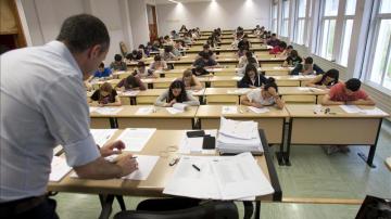 Estudiantes haciendo un examen