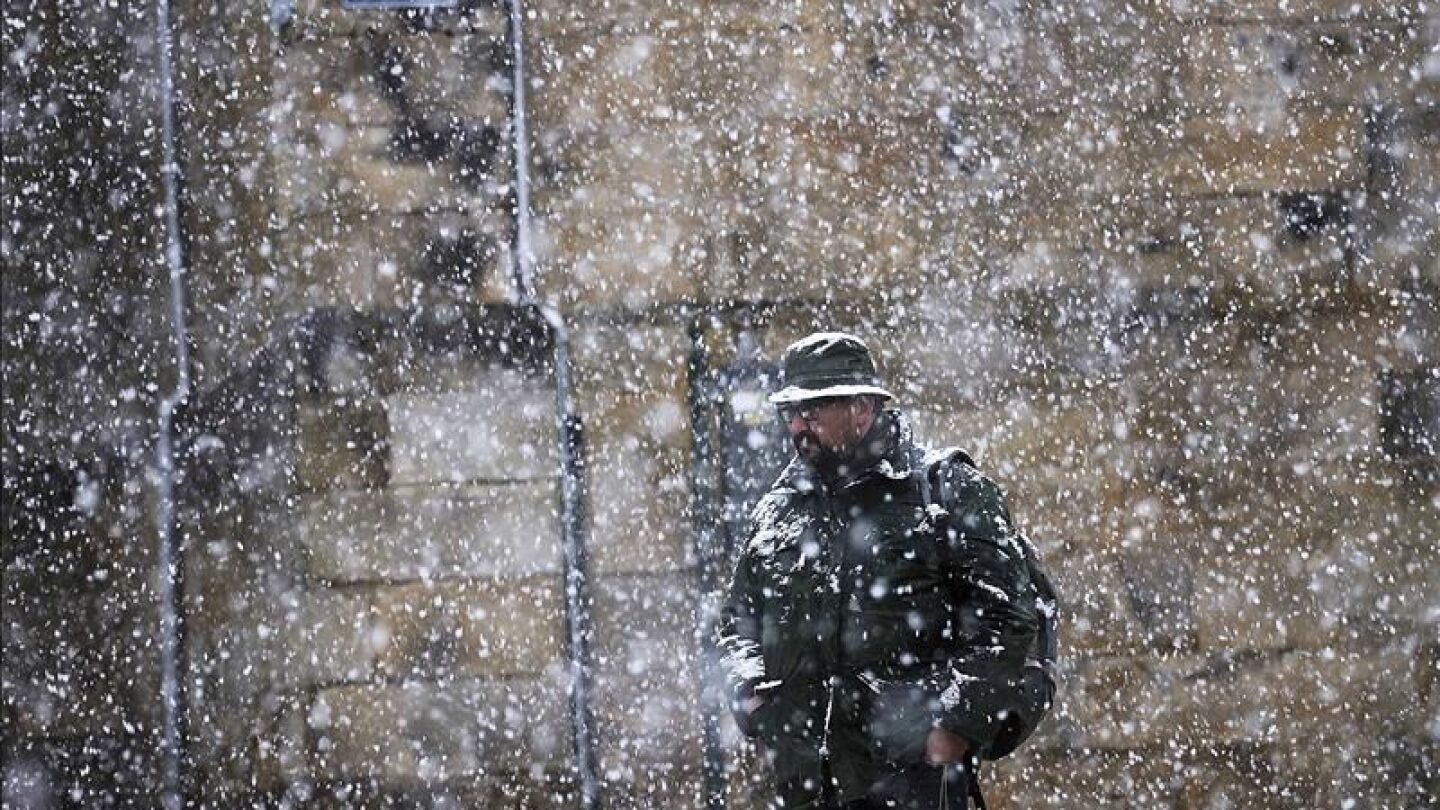 Una persona camina entre la nieve en Cantabria
