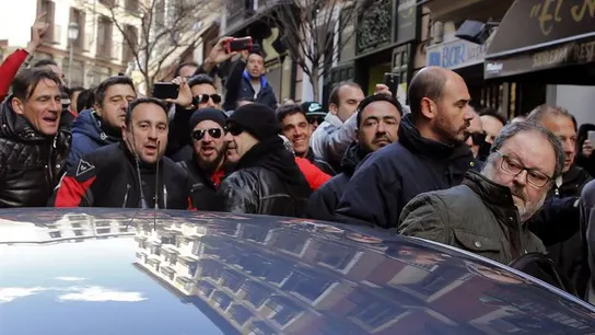 Javier Barbero sale del bar mientras le increpan los policías Javier Barbero sale del bar mientras le increpan los policías