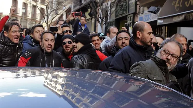 Javier Barbero sale del bar mientras le increpan los policías