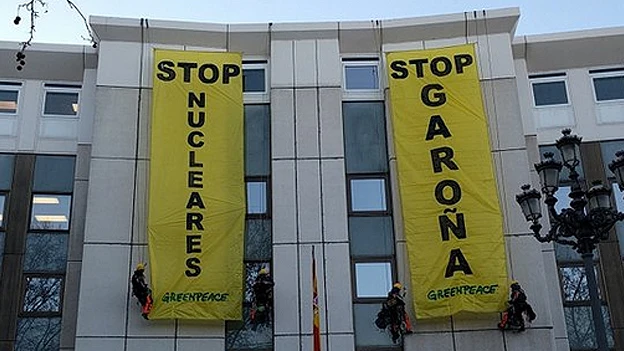 Pancartas de Greenpeace contra la reapertura de Garoña