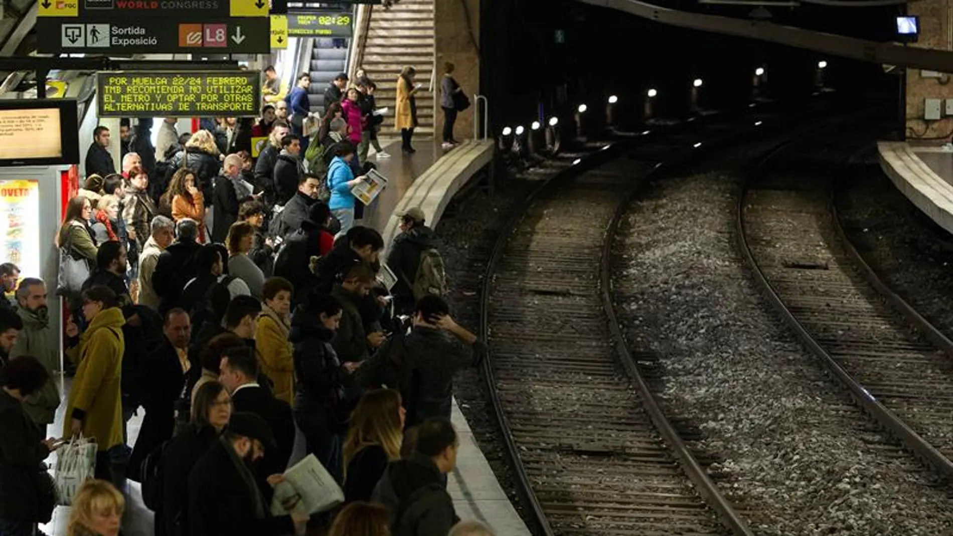 Andenes repletos en la huelga de metro de Barcelona