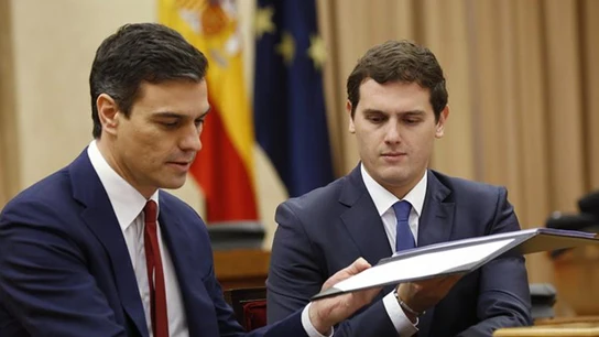 Pedro Sánchez y Albert Rivera firmando su acuerdo Pedro Sánchez y Albert Rivera firmando su acuerdo