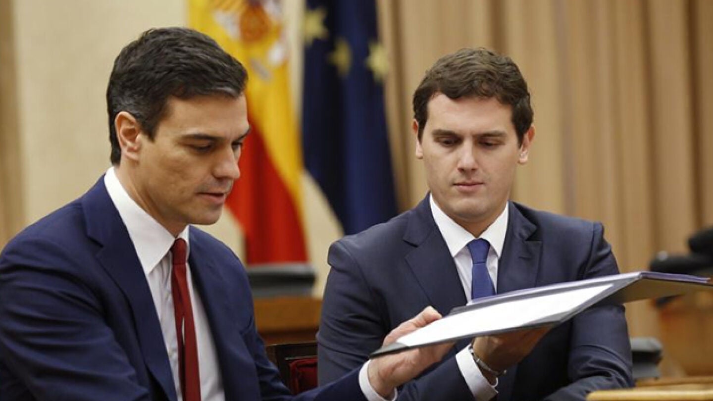 Pedro S&aacute;nchez y Albert Rivera firmando su acuerdo