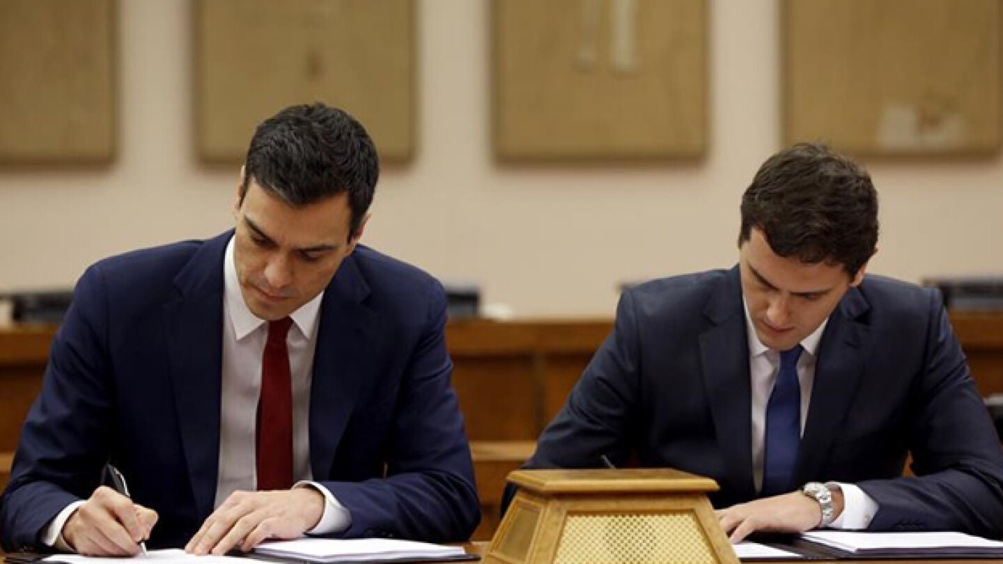 Pedro S&aacute;nchez y Albert Rivera firmando su pacto en el Congreso