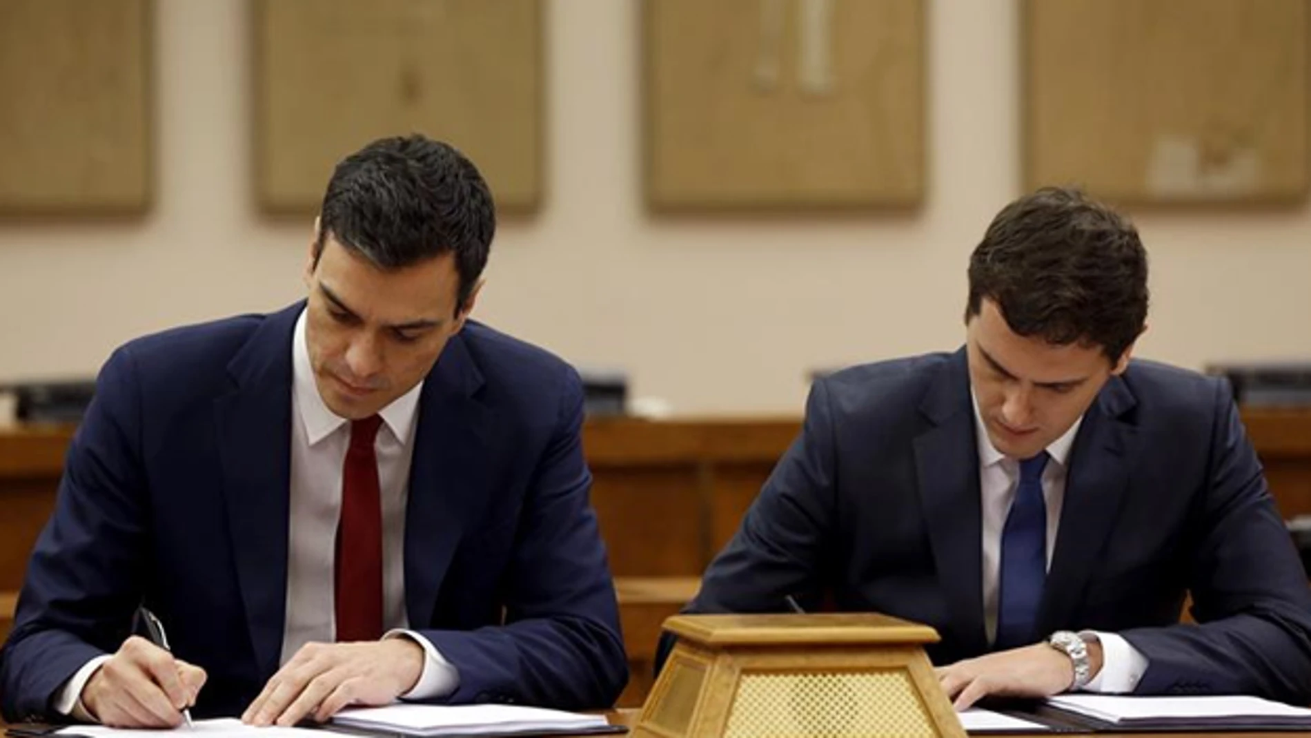 Pedro Sánchez y Albert Rivera firmando su pacto en el Congreso