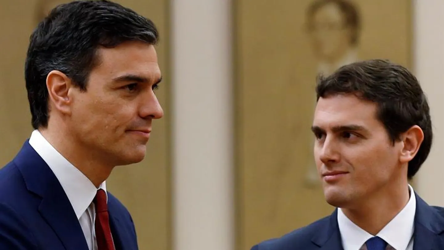Pedro Sánchez y Albert Rivera tras firmar su pacto de gobierno Pedro Sánchez y Albert Rivera tras firmar su pacto de gobierno