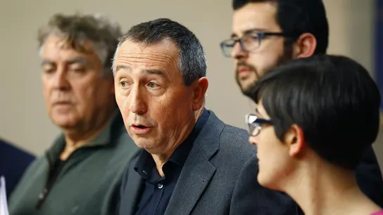 El portavoz parlamentario de Compromís, Joan Baldoví (c), acompañado de los diputados El portavoz parlamentario de Compromís, Joan Baldoví (c), acompañado de los diputados