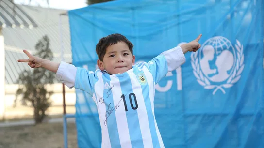 Murtaza posa con la camiseta dedicada por Messi Murtaza posa con la camiseta dedicada por Messi