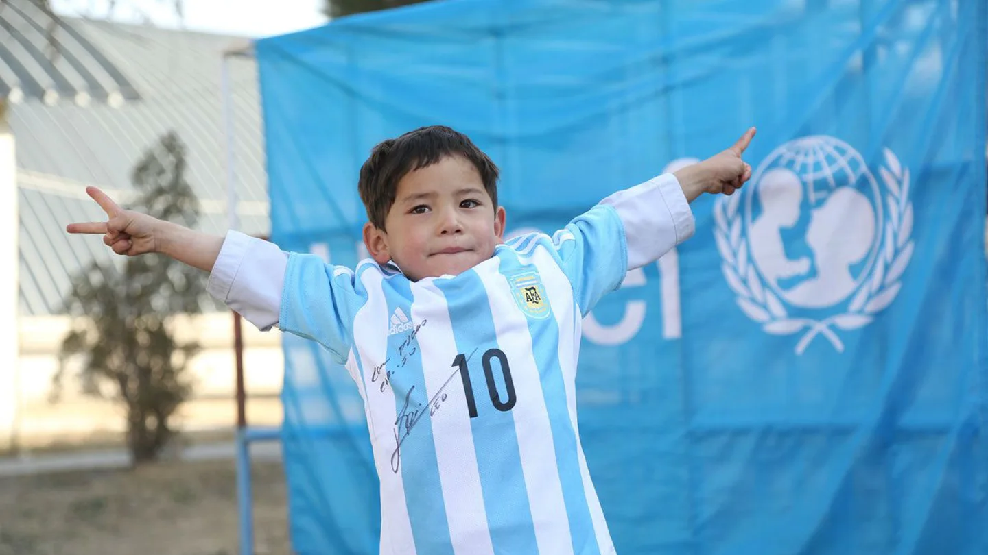 Murtaza posa con la camiseta dedicada por Messi Murtaza posa con la camiseta dedicada por Messi