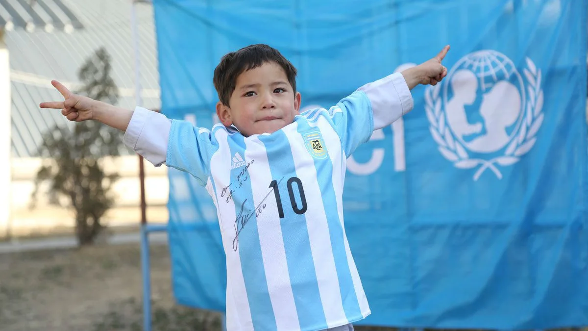 Murtaza posa con la camiseta dedicada por Messi