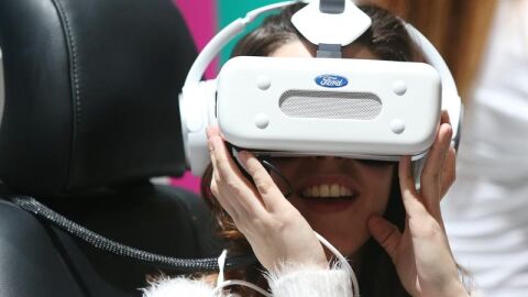 Una mujer utiliza unas gafas de realidad virtual durante el Una mujer utiliza unas gafas de realidad virtual durante el Mobile World Congress