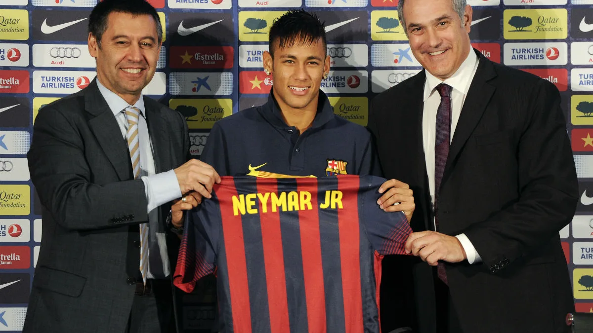 Zubizarreta posa junto a Neymar y Bartomeu