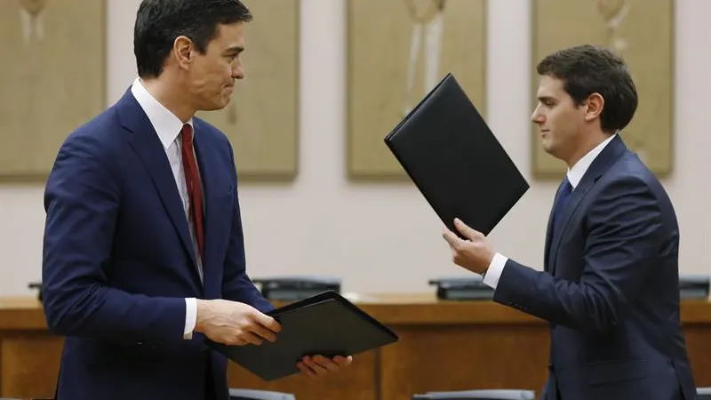 Pedro Sánchez y Albert Rivera, durante la firma del acuerdo de investidura y legislatura