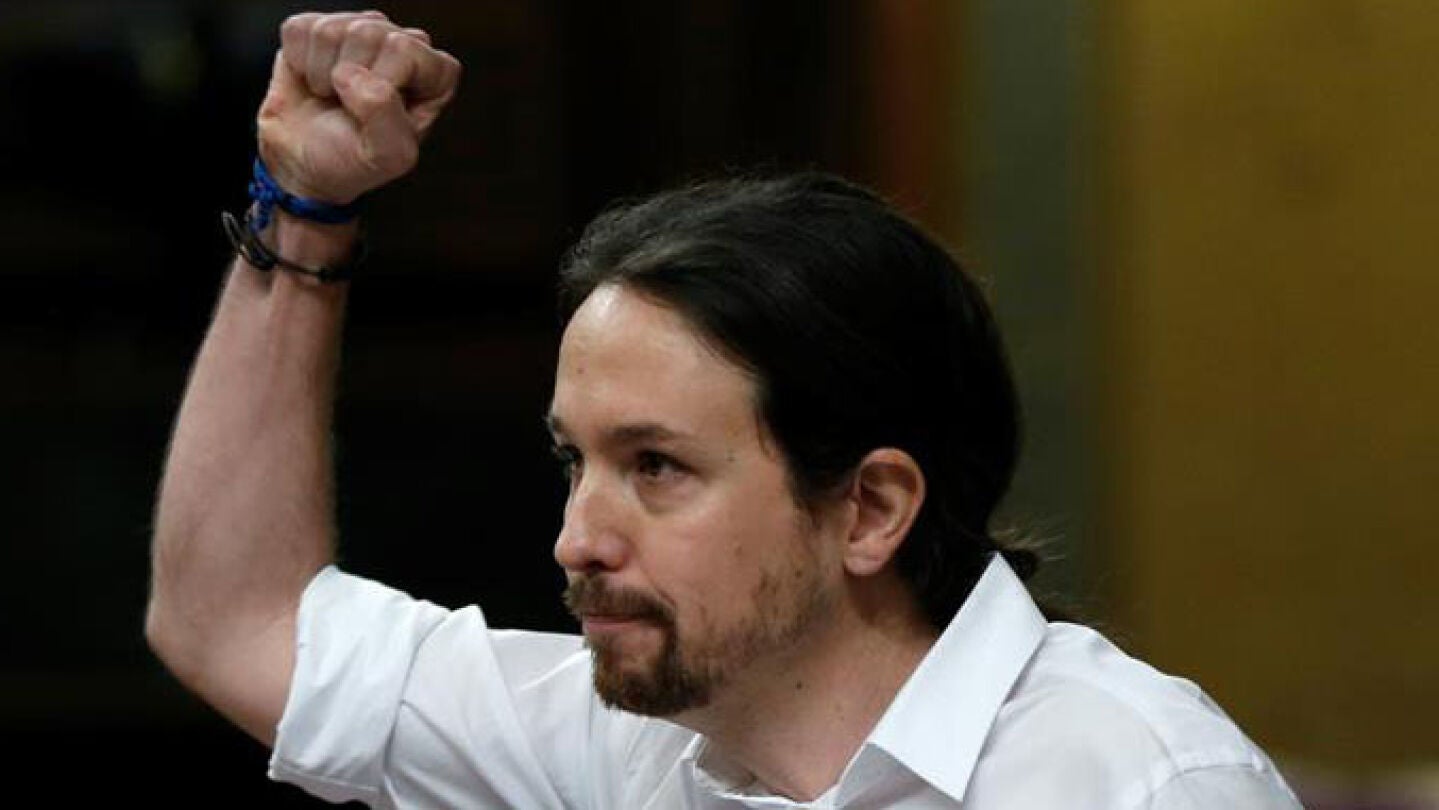 Pablo Iglesias, con el pu&ntilde;o en alto durante la sesi&oacute;n de investidura