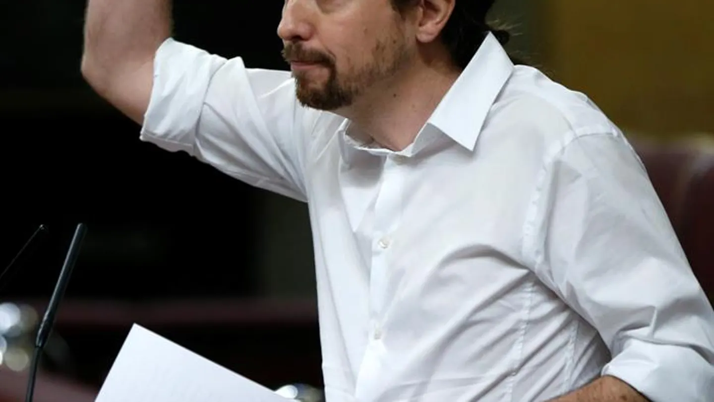 Pablo Iglesias levanta el puño en el Congreso Pablo Iglesias levanta el puño en el Congreso