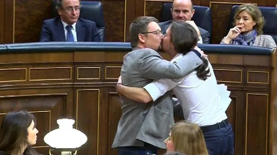 Pablo Iglesias y Domenech se dan un beso en el Congreso Pablo Iglesias y Domenech se dan un beso en el Congreso