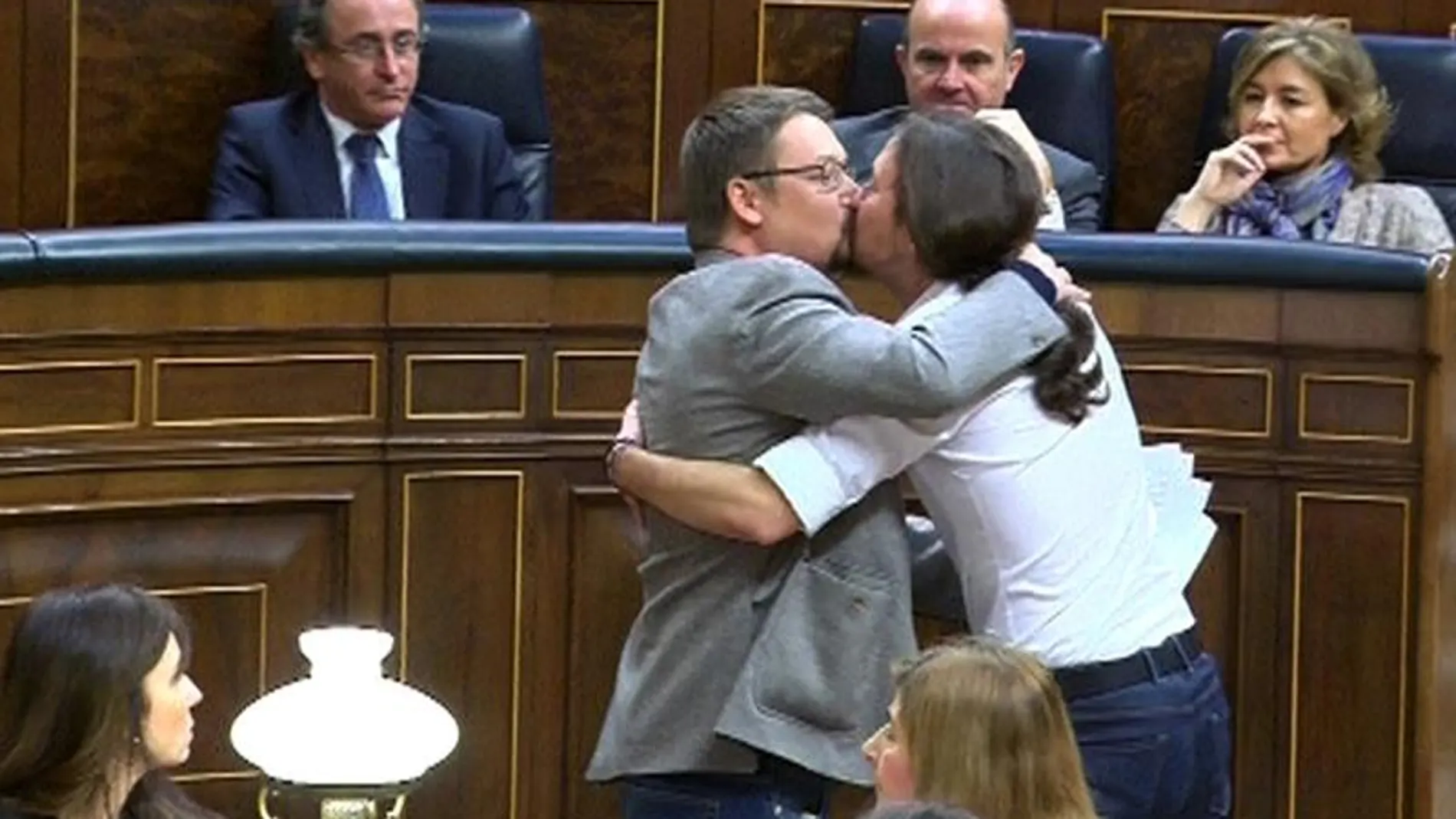 Pablo Iglesias y Domenech se dan un beso en el Congreso