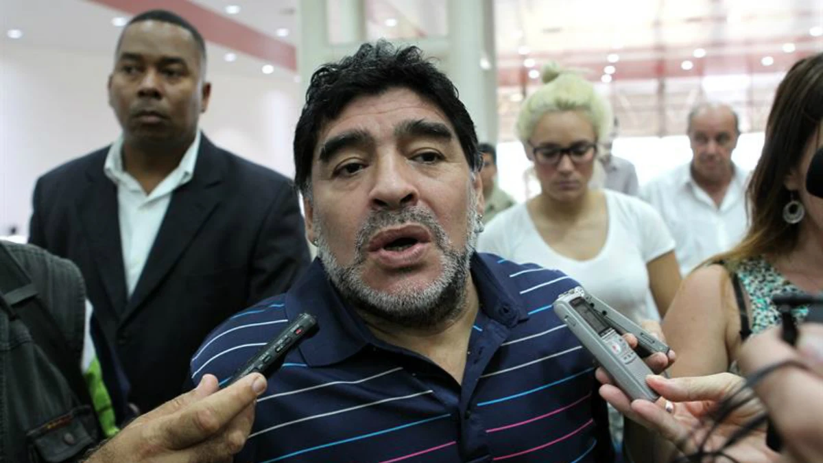 Maradona hablando para la prensa