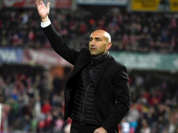 Abelardo dando órdenes a sus jugadores durante el Granada - Sporting de Gijón Abelardo dando órdenes a sus jugadores durante el Granada - Sporting de Gijón