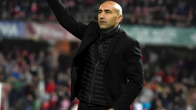 Abelardo dando órdenes a sus jugadores durante el Granada - Sporting de Gijón