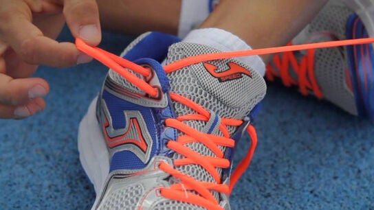 Ata bien los cordones de las zapatillas