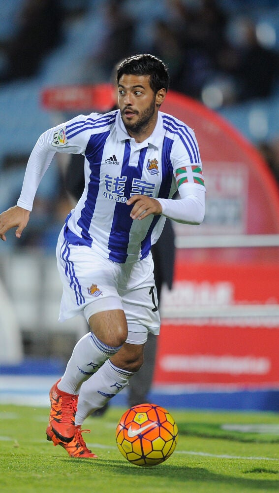 Carlos Vela con el control del partido