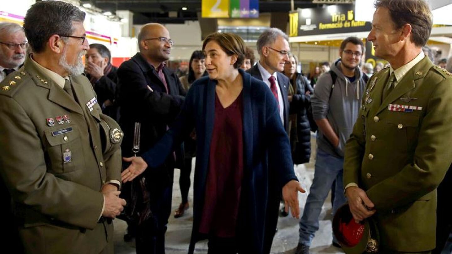 Ada Colau se dirige a dos militares en el Sal&oacute;n de Ense&ntilde;anza