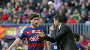 Luis Enrique da instrucciones a Sergi Roberto