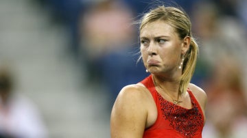 Maria Sharapova gesticula durante un partido