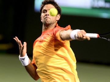 Fernando Verdasco golpea la pelota durante el partido Fernando Verdasco golpea la pelota durante el partido