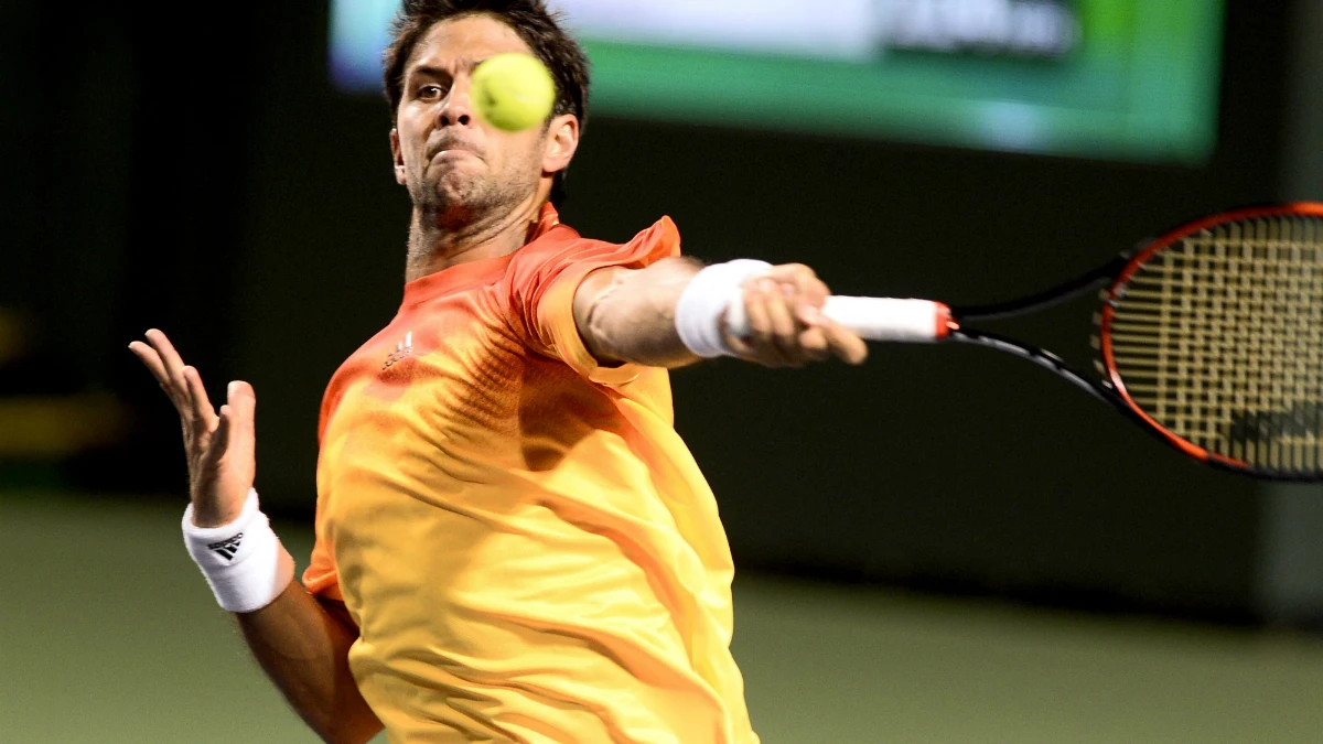 Fernando Verdasco golpea la pelota durante el partido