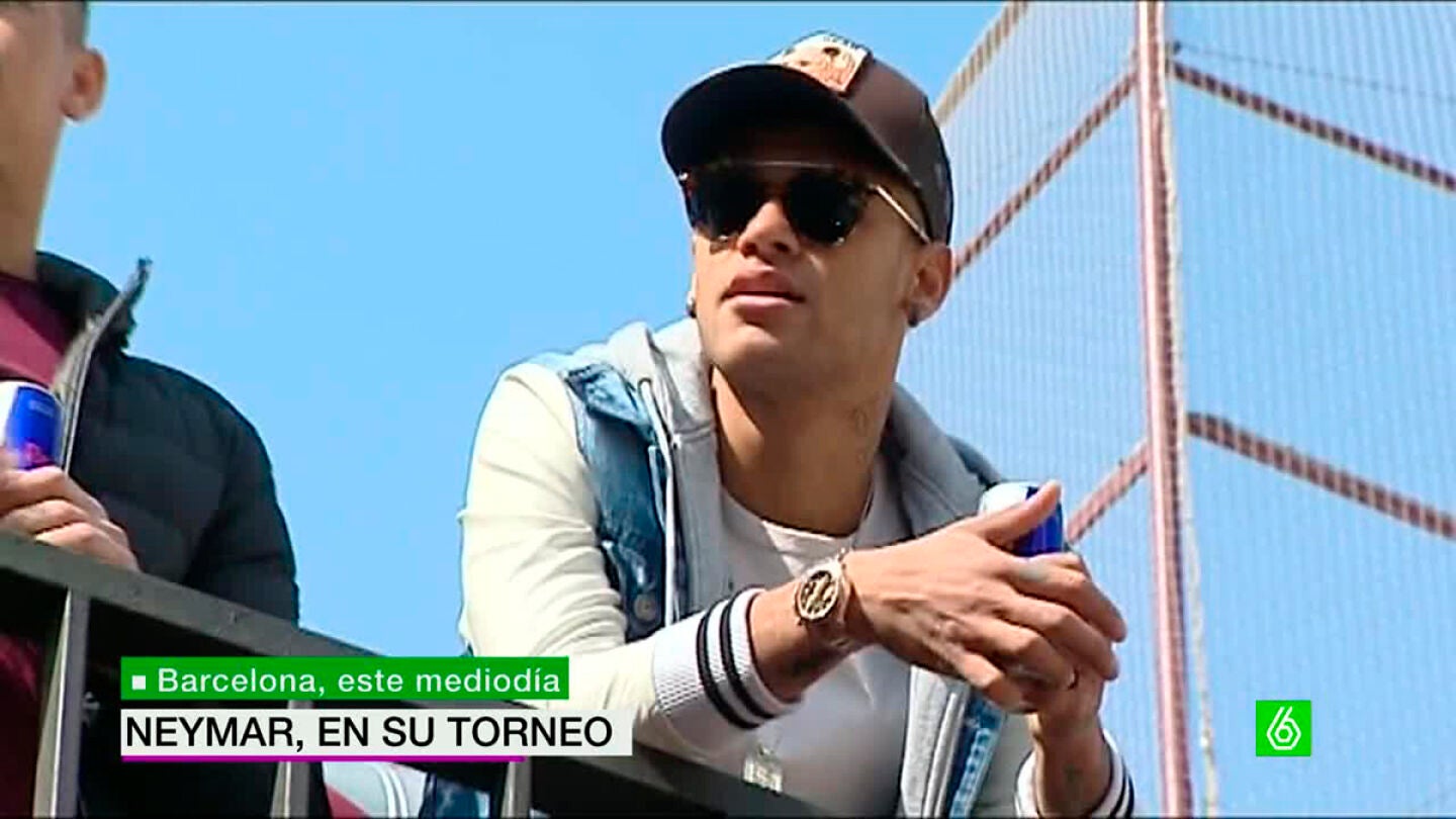 Neymar acude a un torneo de f&uacute;tbol sala que lleva su nombre.