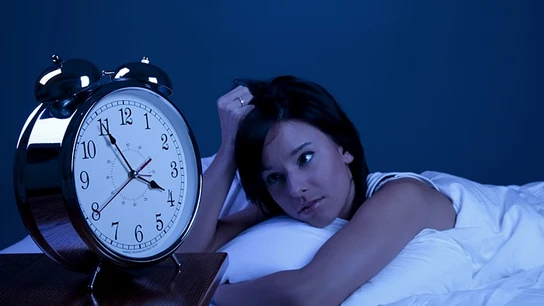 Una mujer intenta conciliar el sueño Una mujer intenta conciliar el sueño