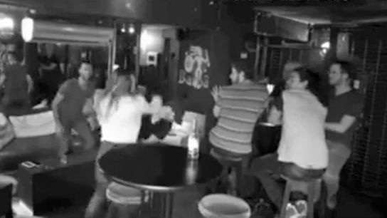 Imagen del momento en que la chica se defiende dándole una paliza a sus agresores Imagen del momento en que la chica se defiende dándole una paliza a sus agresores