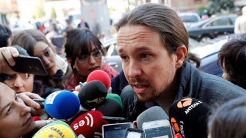 Pablo Iglesias habla con los medios