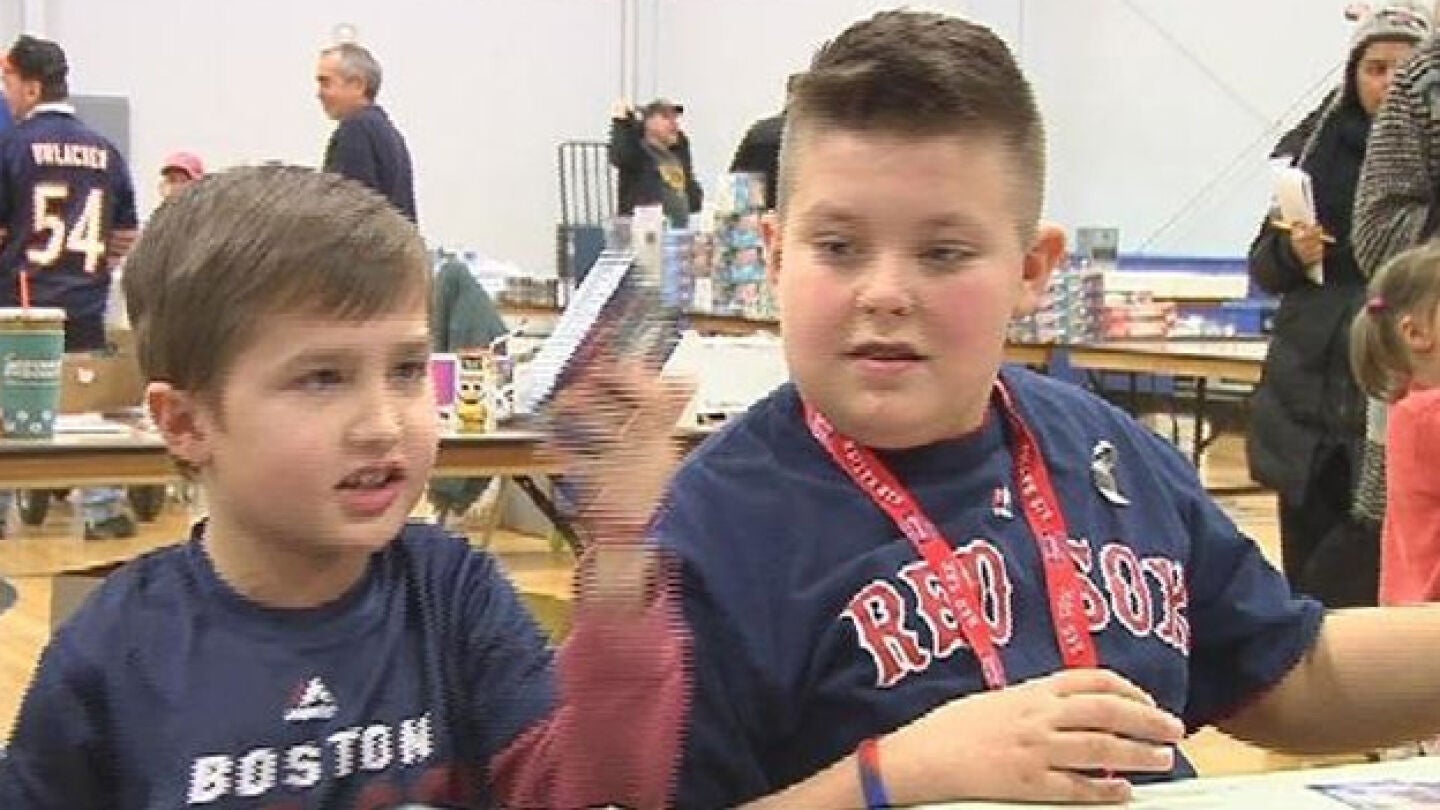 Imagen del ni&ntilde;o que ha vendido su colecci&oacute;n de cromos