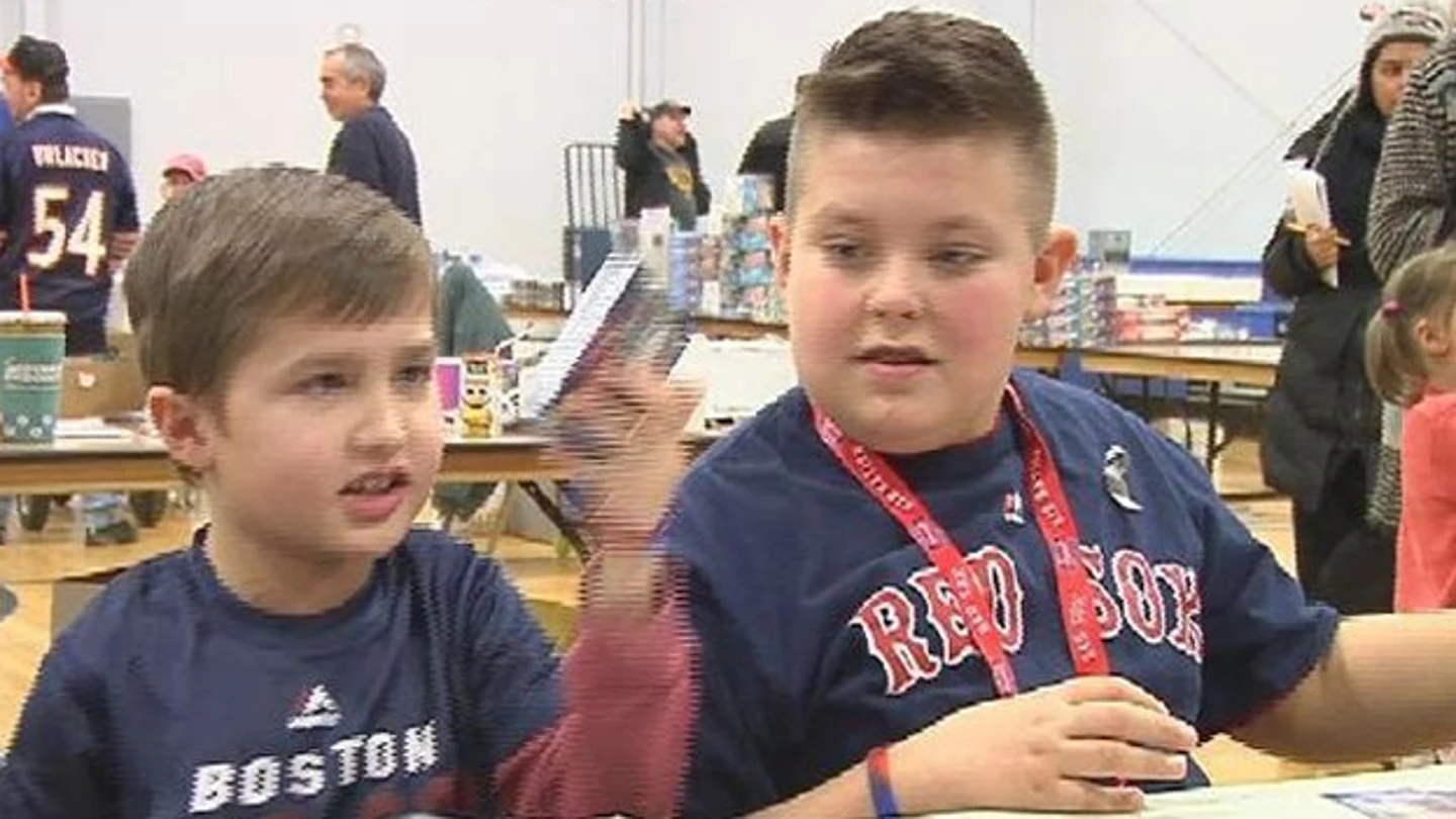 Imagen del niño que ha vendido su colección de cromos Imagen del niño que ha vendido su colección de cromos