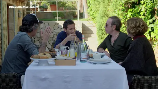 Varios artistas de A mi manrea, desayunando Varios artistas de A mi manrea, desayunando