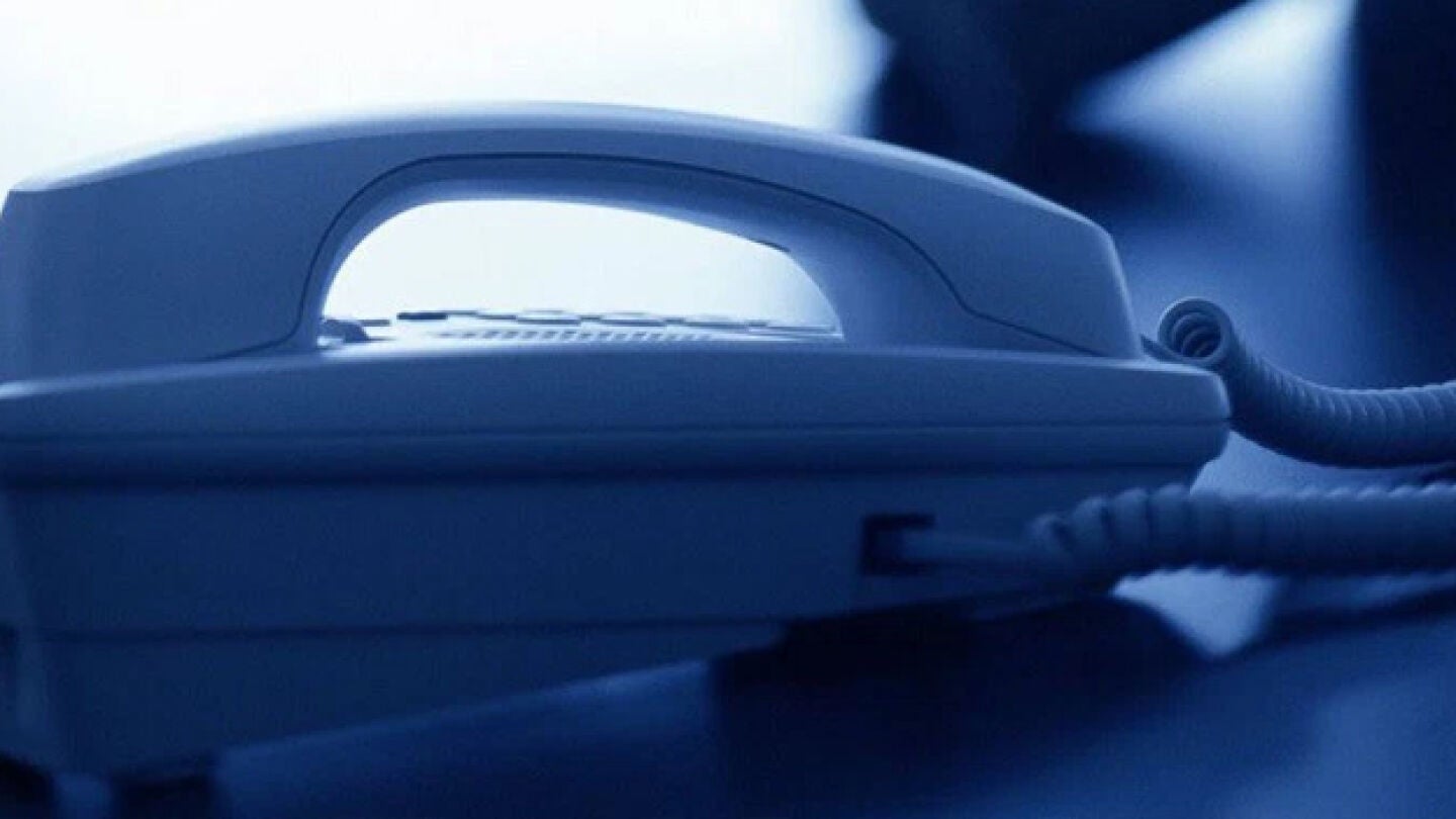 Imagen de un tel&eacute;fono colgado