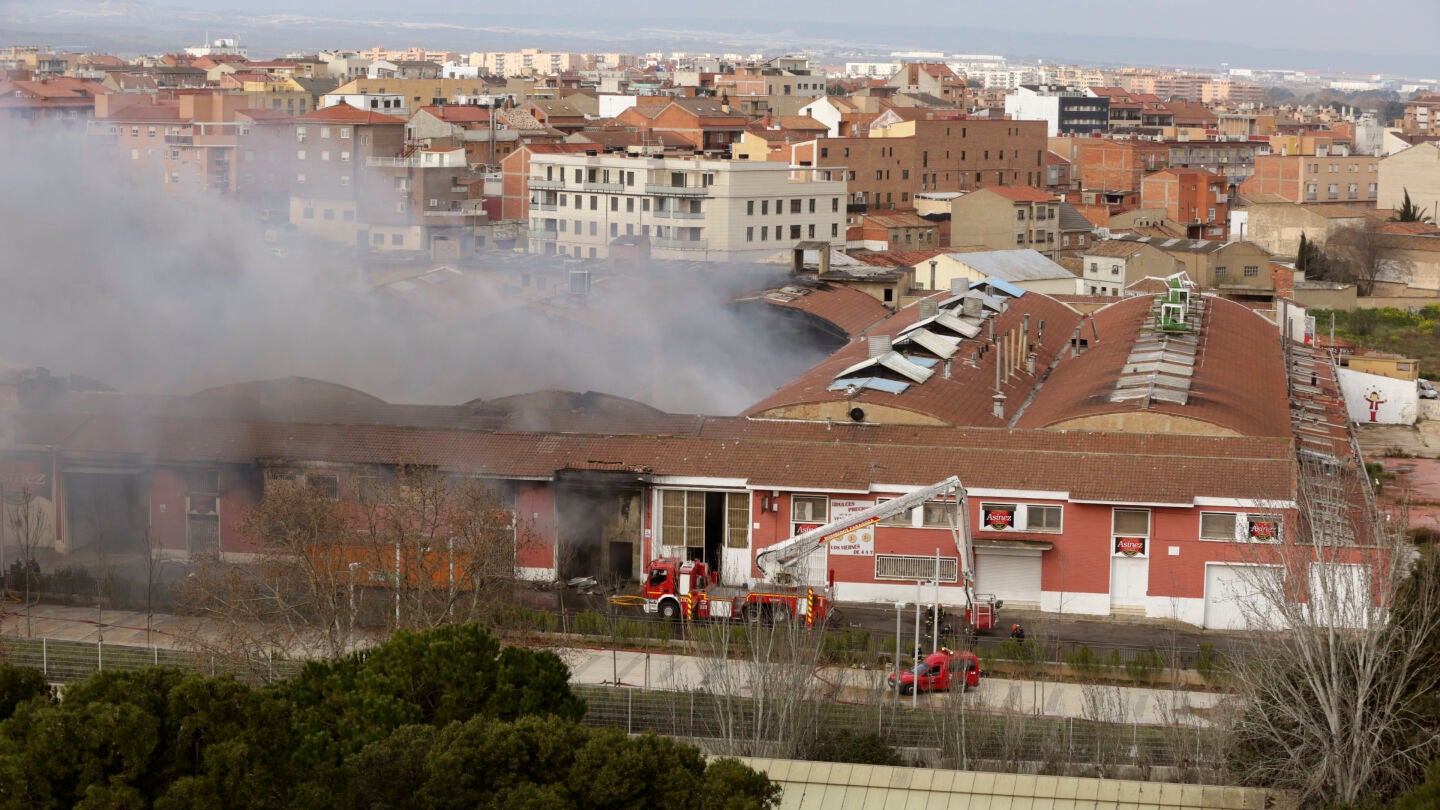 Vista de la f&aacute;brica durante el incendio